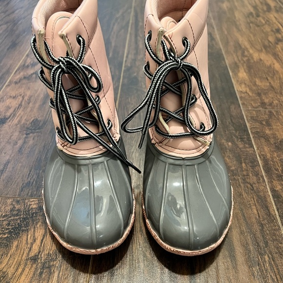 YoKids Duck Boots. Excellent, like new condition. Size 5 youth. - Picture 2 of 4